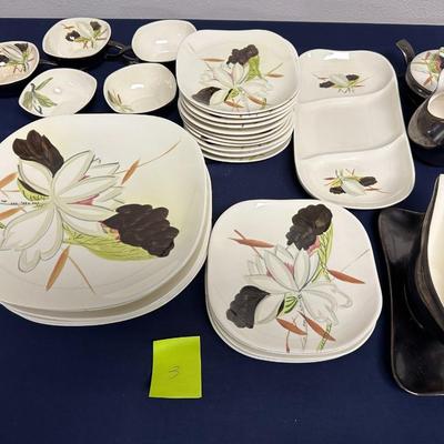 Sale Photo Thumbnail #8: 32 pieces total
6 Dinner plates
4 salad plates
12 saucers
5 cups
Gravy bowl
Pickle dish
Cream & sugar with lid
