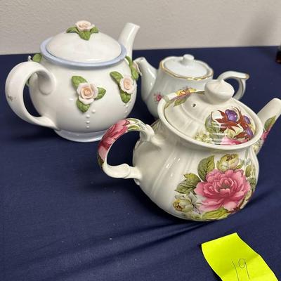 Sale Photo Thumbnail #41: Lot of 3 teapots