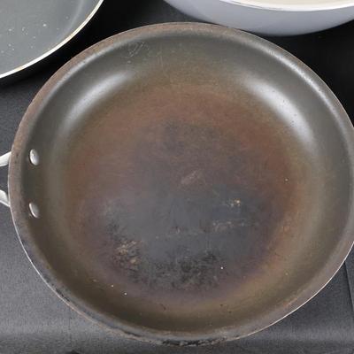 Lot of Pans, Wok Pan (3)