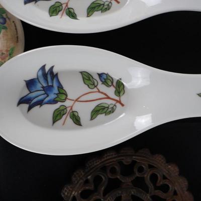 Spoon and Pot Holders/Coasters Lot (11 pieces)