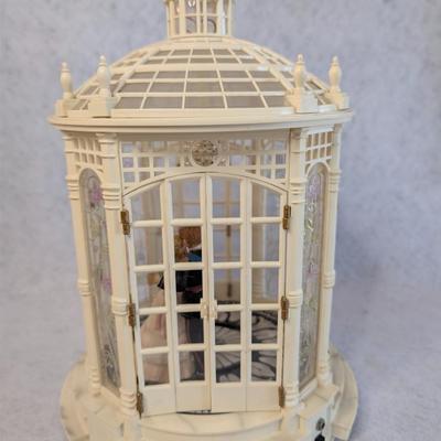 Sale Photo Thumbnail #406: 1986 Enesco The Cotillian Gazebo dancing couple music box 
Plays "Emperor's Waltz"

13x8
takes AA Batteries
