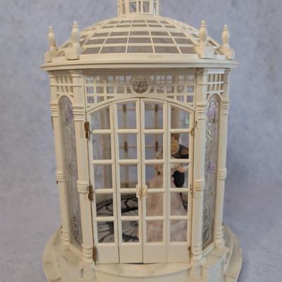 Sale Photo Thumbnail #404: 1986 Enesco The Cotillian Gazebo dancing couple music box 
Plays "Emperor's Waltz"

13x8
takes AA Batteries