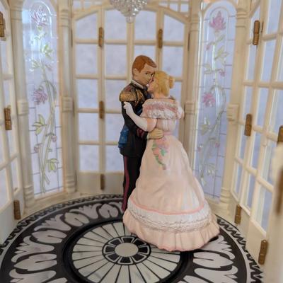 Sale Photo Thumbnail #403: 1986 Enesco The Cotillian Gazebo dancing couple music box 
Plays "Emperor's Waltz"

13x8
takes AA Batteries