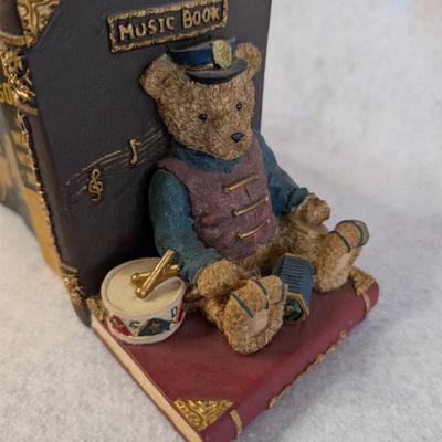Sale Photo Thumbnail #444: Set of "Wee Little Books" w/ bookends from 1930s-1940s
comed w/ 3 books in good condition w/ two bear bookends 
books measure: 4.2x3