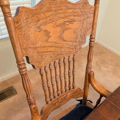 Sale Photo Thumbnail #487: Vintage Solid wood Oak Pedestal Dining Table w/ 5 chairs 
2 sides fold down making the table more narrow for space saving to 20" wide 
all in excellent condition 
Table: 66 x 44x 29
chairs: seat height: 17"
43" total height