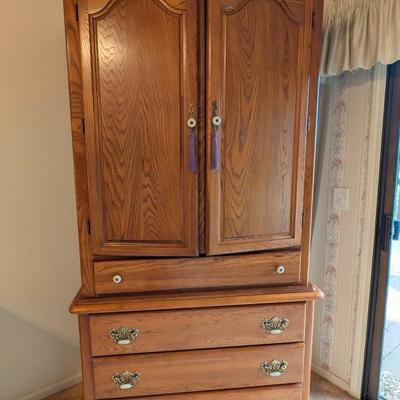 Sale Photo Thumbnail #502: 2 pc set Broyhill Furniture 9 drawer Oak Dresser w/ Tri Fold Mirror and Matching Oak Armoire
Both in Beautiful condition 
All drawers slide and function properly 
TV not included