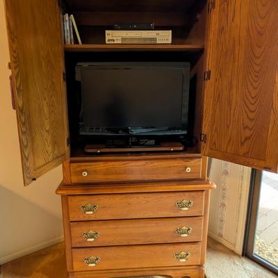 Sale Photo Thumbnail #503: 2 pc set Broyhill Furniture 9 drawer Oak Dresser w/ Tri Fold Mirror and Matching Oak Armoire
Both in Beautiful condition 
All drawers slide and function properly 
TV not included