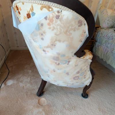 Sale Photo Thumbnail #46: Vintage Victorian Settee Love Seat High Tufted back and Floral upholstery 
54 x 28 x 42 
Beautiful and in excellent condition
plastic still covering the backside