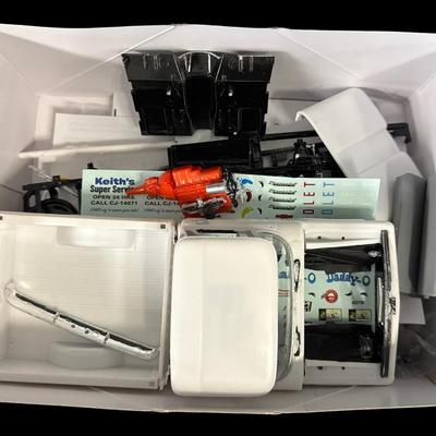 AMT 1:25 Scale 1960 Chevrolet Pickup Truck with Go Cart