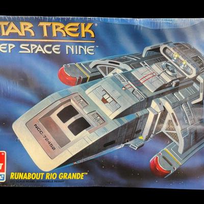 AMT/ERTL Star Trek Deep Space Nine Runabout Rio Grande Model Kit