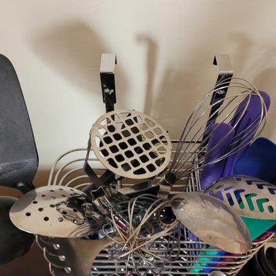 Sale Photo Thumbnail #528: Many items of destruction geared towards the kitchen.  All in good condition.