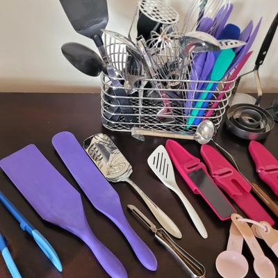 Sale Photo Thumbnail #527: Many items of destruction geared towards the kitchen.  All in good condition.