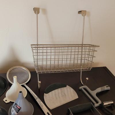 Sale Photo Thumbnail #531: Many items of destruction geared towards the kitchen.  All in good condition.