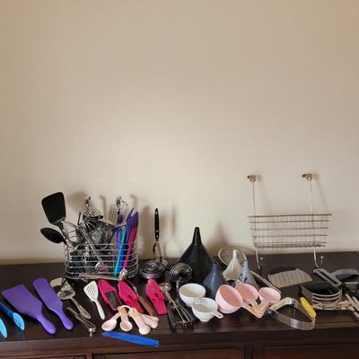 Sale Photo Thumbnail #526: Many items of destruction geared towards the kitchen.  All in good condition.