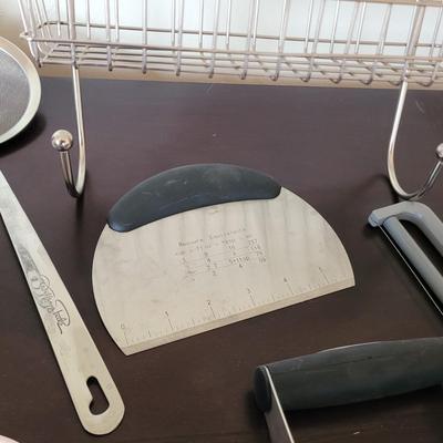 Sale Photo Thumbnail #532: Many items of destruction geared towards the kitchen.  All in good condition.