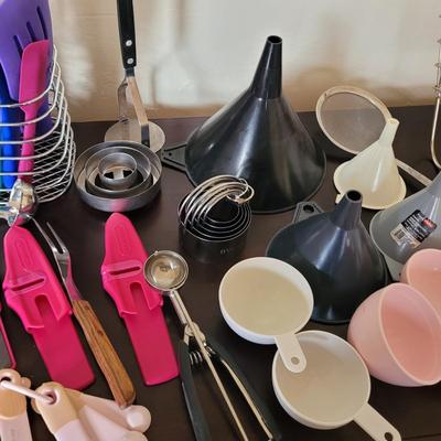 Sale Photo Thumbnail #529: Many items of destruction geared towards the kitchen.  All in good condition.