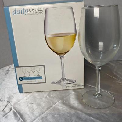 Dailyware Set of 4 Stemmed White Wine Glasses – 17.5 oz Clear Glassware – Boxed Set