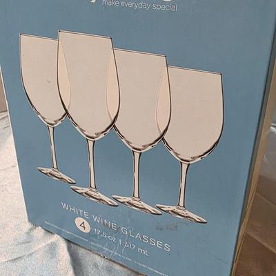 Dailyware Set of 4 Stemmed White Wine Glasses – 17.5 oz Clear Glassware – Boxed Set
