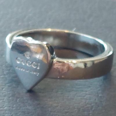 Trademark ring with heart pendant size 6