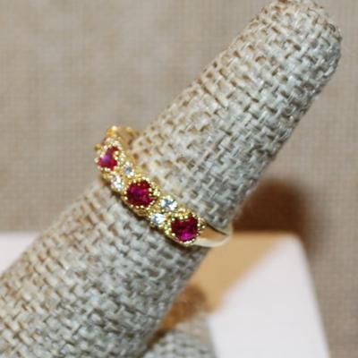 Size 10 Cranberry Red Line of 5 Stones Ring with Middle Clear Stone Accents on a Gold Tone Band (3.2g)