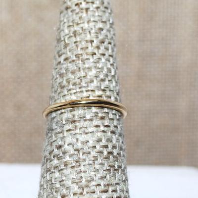 Size 7½ Delicate Round BLUE Stone Ring & 2 Opaque White Side Stones on a Gold Tone Band (1.0g)