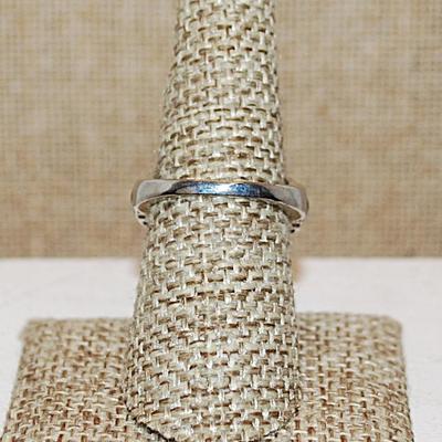 Size 8 Marked .925 "Puffy" LIME GREEN Party Ring with a Single Main Clear Round Stone on a Silver Band (5.8g)