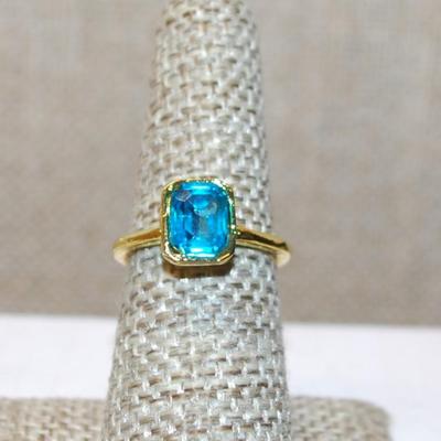 Size 6¼ Rectangle Cornflower Blue Single Stone Ring on a Gold Tone Band (2.7g)