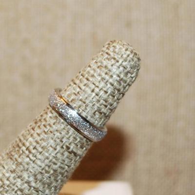 Size 4 Infinity Style Silver Tone Ring with Ground Stone Middle Inlay (2.3g)