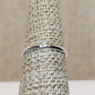 Size 6½ Delicate Small Round Emerald Colored Stone Ring on a Silver Tone Band (1.5g)