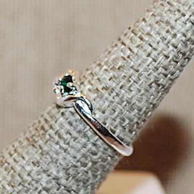 Size 6½ Delicate Small Round Emerald Colored Stone Ring on a Silver Tone Band (1.5g)