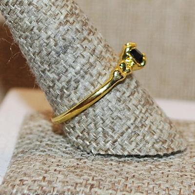Size 9½ Round BLACK Stone 4 Prong Ring with Side Globe Accents on a Bright Gold Tone Band (2.1g)