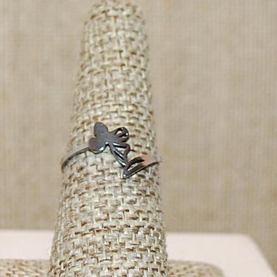 Size 7 Delicate STAINLESS STEEL Ring with "FLOWER DESIGN" on a Silver Colored Band (0.8g)