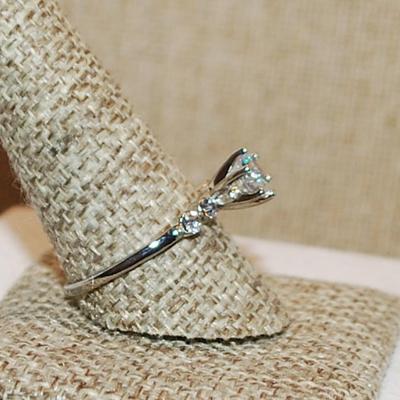 Size 10 ¾ Hi-Rise Single Clear 6 Prong Round Stone with 4 Round Side Accents on a Silver Tone Band (2.4g)