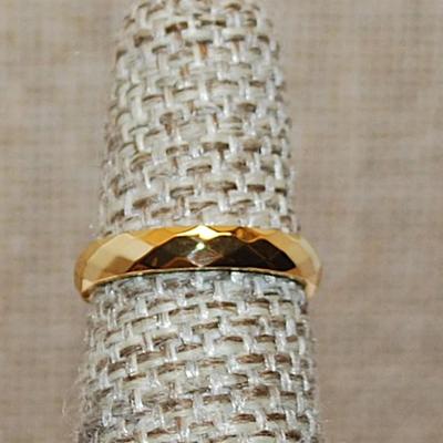 Size 4 Beveled Titanium Infinity Stainless Steel Ring on a Gold Tone Band (1.4g)