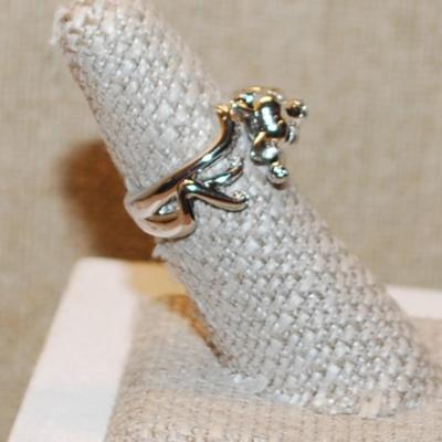 Size 5 "Cat with Arm Up" Styled Ring on a Silver Tone Band (5.4g)