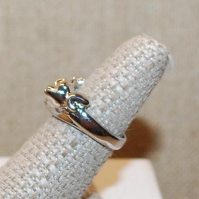 Size 5 "Cat with Arm Up" Styled Ring on a Silver Tone Band (5.4g)