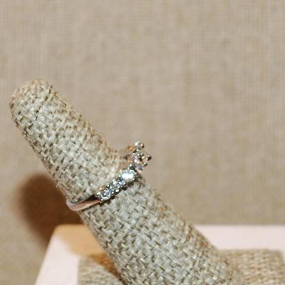 Size 5¼ Row of 11 Clear Stones Ring on a Silver Tone Band (2.8g)