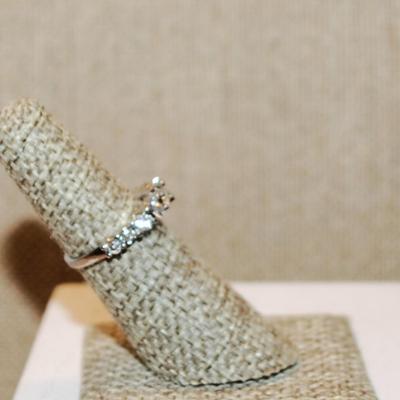 Size 5½ Marked .925 Round Clear Stone 4 Prong Ring with 5 Stone Accents on each Side on a Silver Band (3.2g)