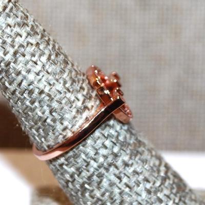 Size 6¼ Marked .925 Rose Gold Circle Design with Inlay Clear Stone Accents on a Silver Filled Band (2.5g)