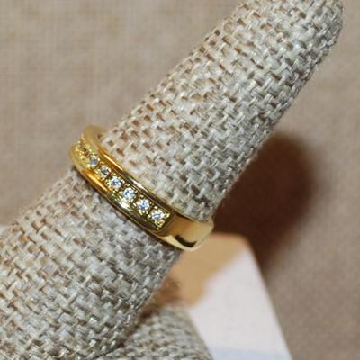 Size 6¼ Marked .925 Half Infinity Style Ring with Center Row of Clear Stones on a Gold Tone Band (3.3g)