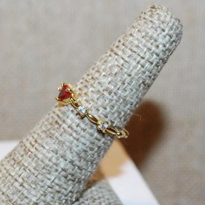 Size 6¼ Delicate RED HEART Ring with 2 Side Accents on a Gold Tone Knotted Band (1.3g)