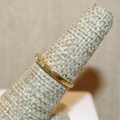 Size 6½ Delicate Row of 10 Clear Stones Ring on a Thin Gold Tone Band (1.4g)