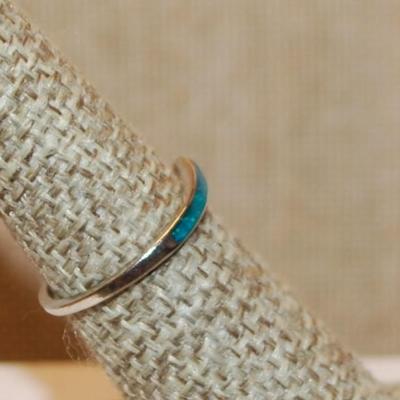 Size 6½ Delicate Aquamarine Enamel "V" Slant Ring on a Silver Tone Band (1.1g)
