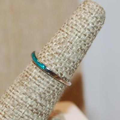 Size 6½ Delicate Aquamarine Enamel "V" Slant Ring on a Silver Tone Band (1.1g)