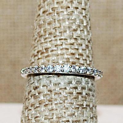 Size 6½ Delicate Half Infinity Single Row of Clear Stones Ring on a Silver Tone Band (1.6g)