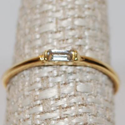 Size 6¾ Small Emerald Cut Horizontal Clear Stone Ring on a Gold Tone Band (1.3g)
