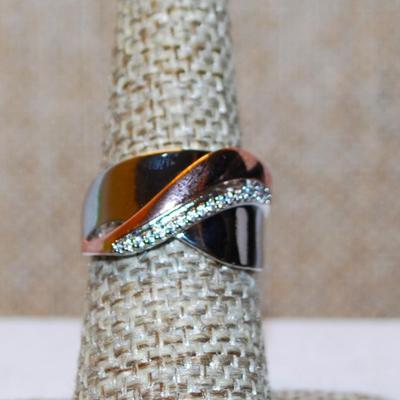 Size 7 Contemporary Two-Tone Ring with Line Accents on a Silver Tone Band (5.5g)