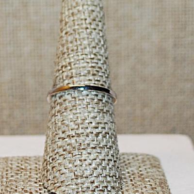 Size 7 Horizontal "Figure 8" Style Ring with Brilliant Tiny Stones on a Silver Tone Band (1.4g)