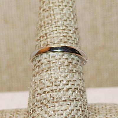 Size 7 Marked .925 Delicate Half Infinity Ring with 3 Rows of Glittery Clear Stones on a Silver Band (2.1g)