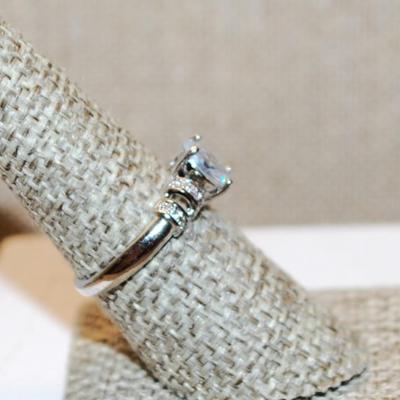 Size 7¼ Marked .925 Oval Clear Main Stone Ring with Side "Clip" Accents on a Silver Band (2.4g)